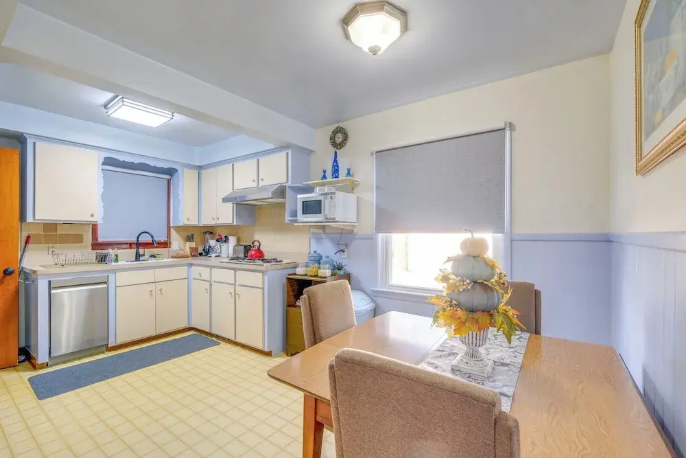 Charming Home - 4 Mi to Euclid Creek Reservation