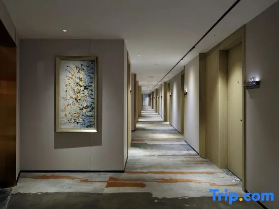 Modern Crown Hotel In Luzhuang