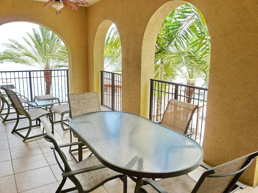 Luxurious Esplanade condo overlooking bay