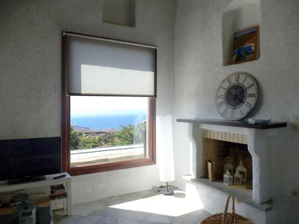 Family house with a swimming pool 5 minutes from Ioulida