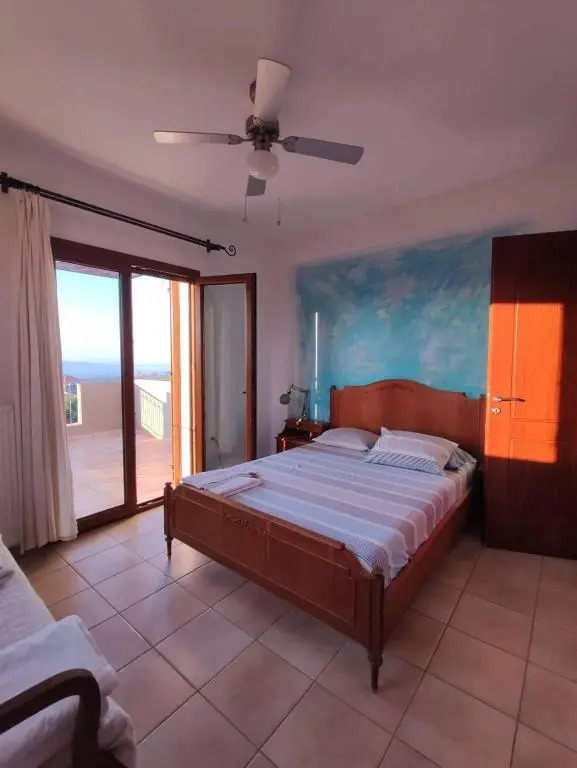 Aletraki -Off-Grid Retreat Above Heraklion, Peaceful Views
