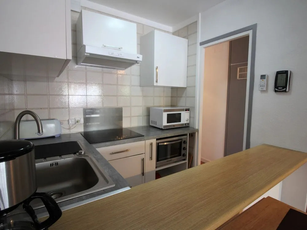 2 bedroom apartment within walking distance to the beach