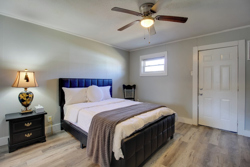 Huntsville Studio w/ Workspace Near Downtown