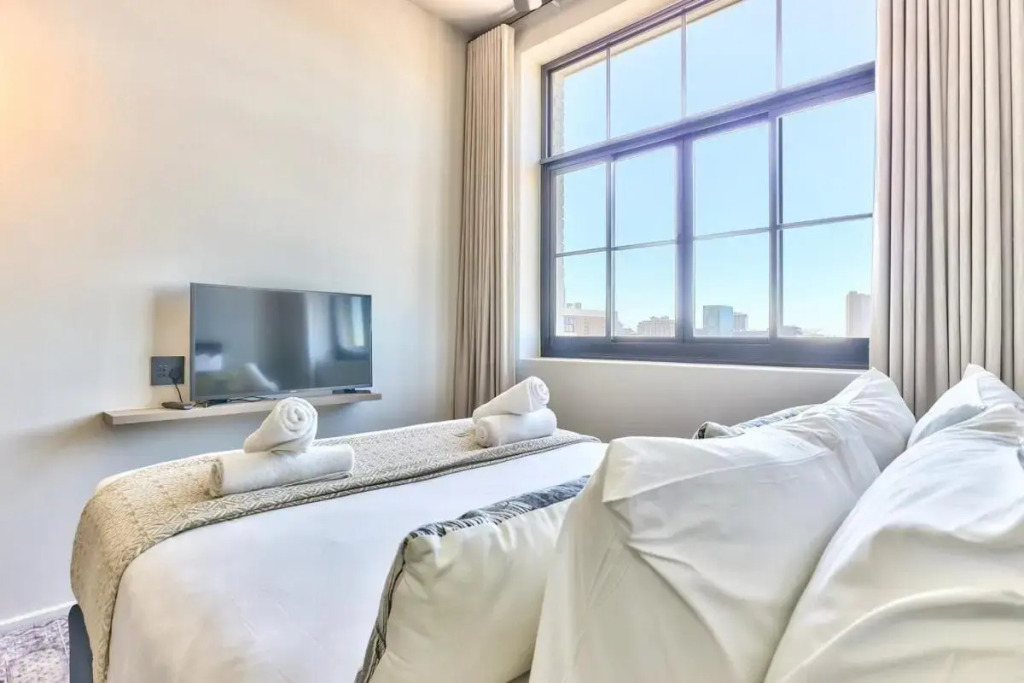 Upmarket East City Apartment w views