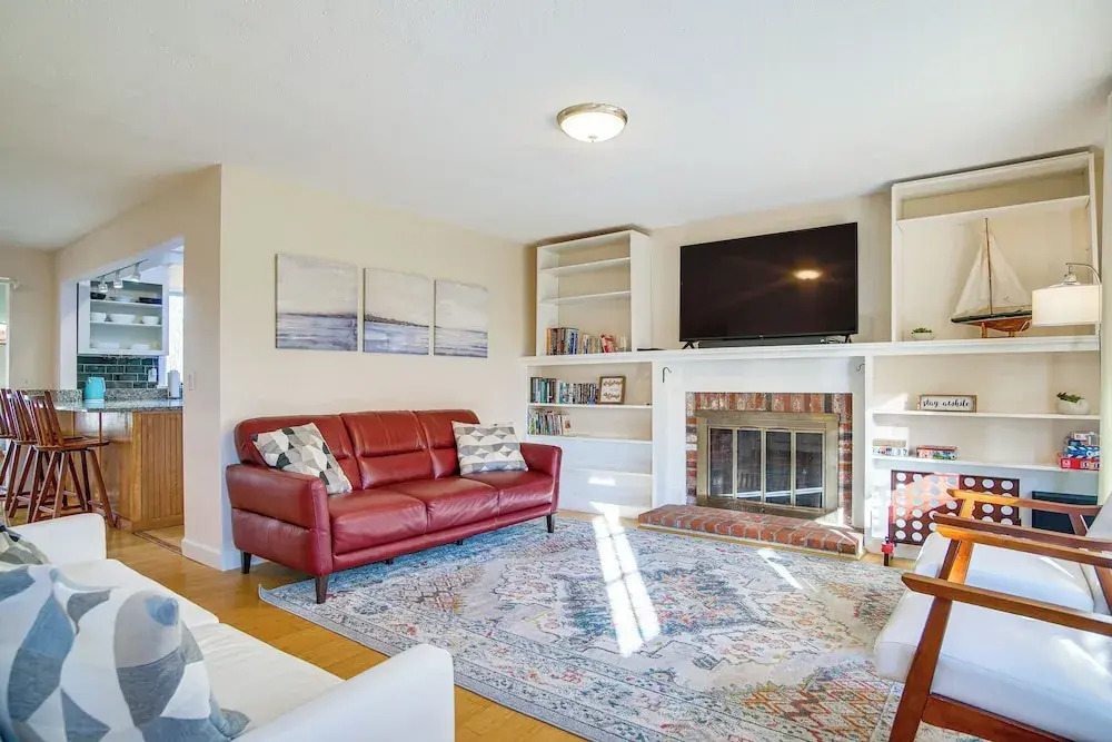 Ping-pong & Backyard: Spacious Chatham Retreat
