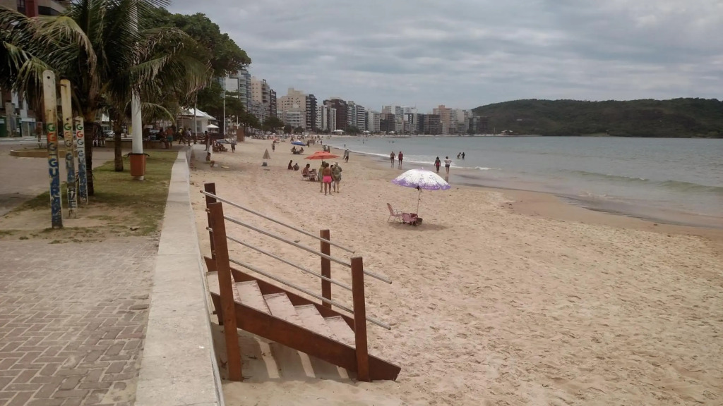 Apartamento vista para o mar, com suíte, elevadores e garagem