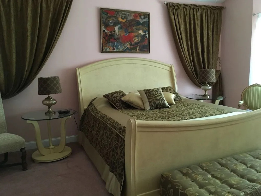Luxury 3 BR home 1 Block from the Beach