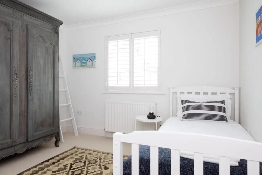 Superior house for 6 near beach w parking garden