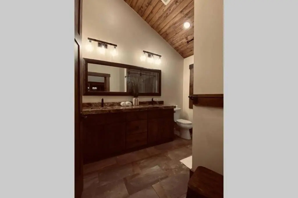 Yellowstone Crossing Lodge