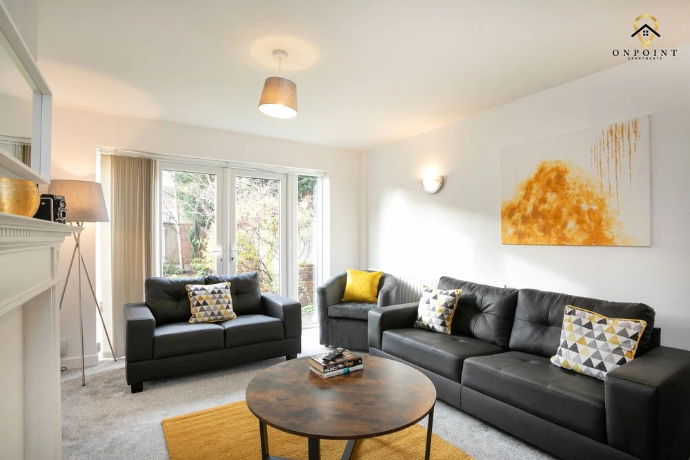 Spacious 6 Bed Home with Parking