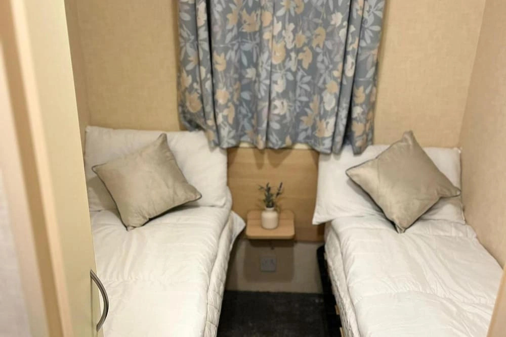 3 Bedroom Caravan - Sleeps 8 - Parking, Wifi, Pool