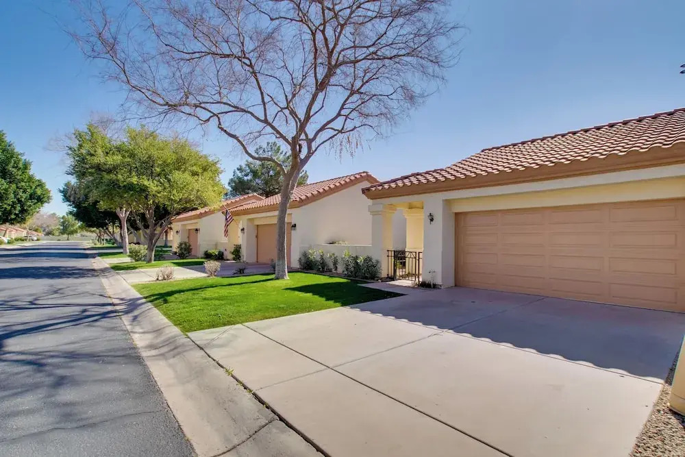 7 Mi to Mill Ave: Bbq-ready Mesa Townhouse