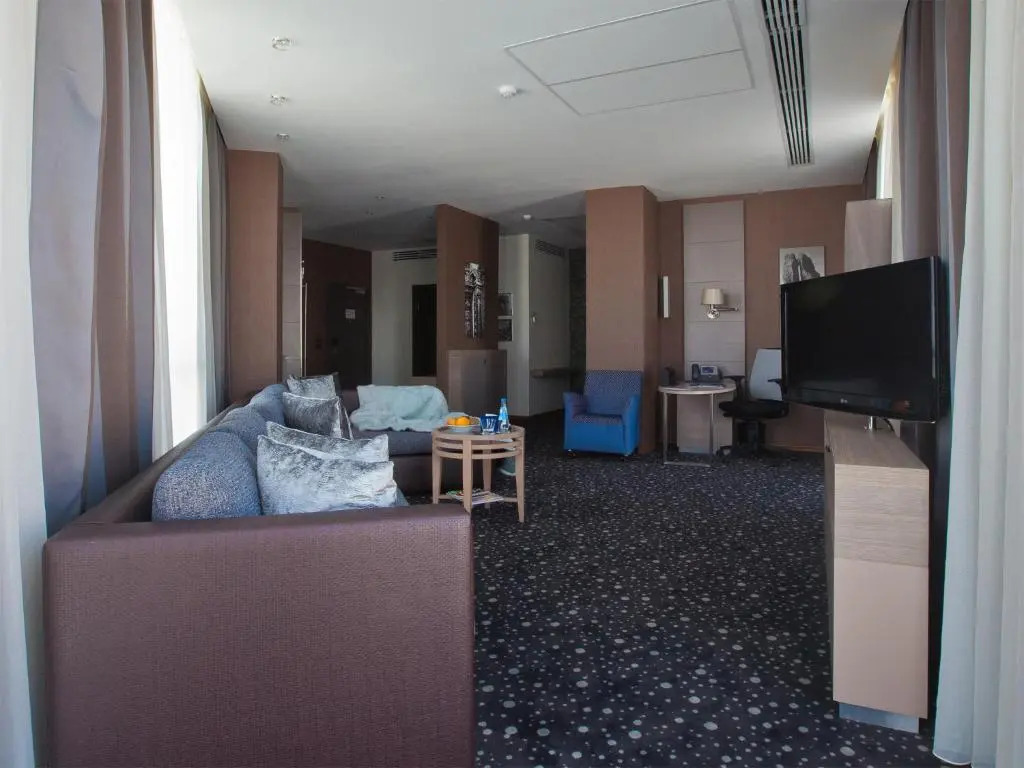 Отель Chirag Plaza Hotel & Business Center