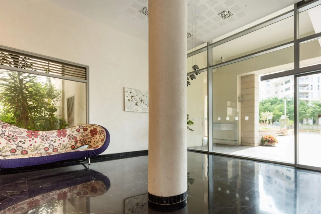 Beautiful Apts w/ Large Balcony & Parking by Sea N' Rent