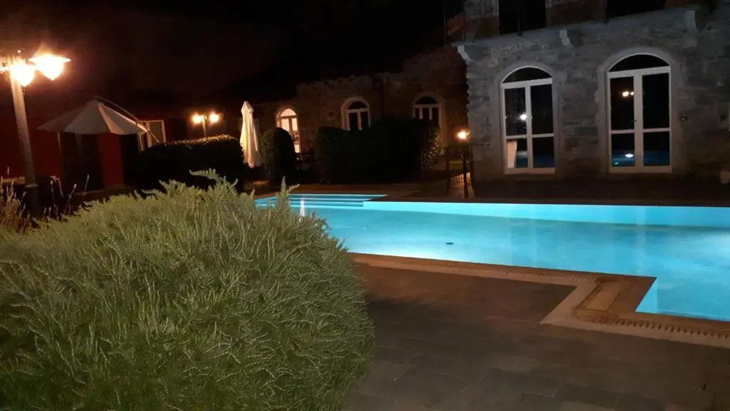 BELLAGIO DREAMS APT, pool, with private garden, near lake
