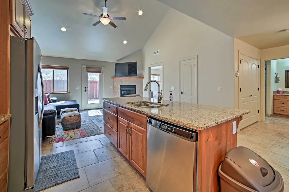 Moab Townhome w/ Hot Tub & Patio - Near Arches