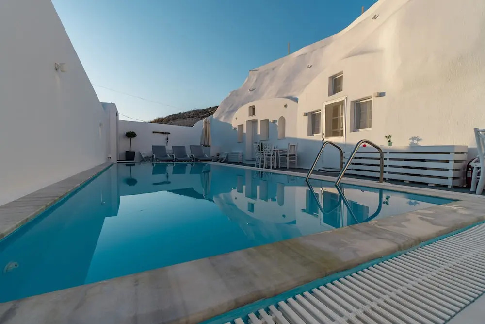 Fira-Cave-Sleeps 13-Parking-Pool-Pet Friendly