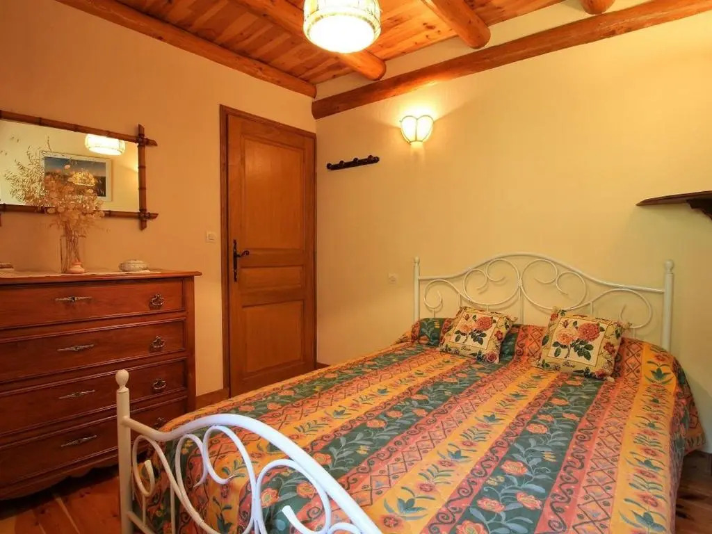 Maison de charme en pierre au bord d’un ruisseau, proche d’un bourg médiéval - Jardin et garage inclus - FR-1-582-151