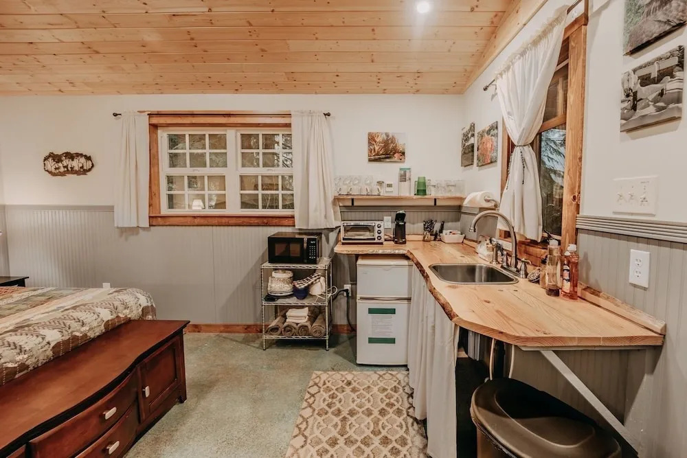 72mf - Rustic - Pets Ok - Sleeps 2 1 Bedroom Cabin by Redawning