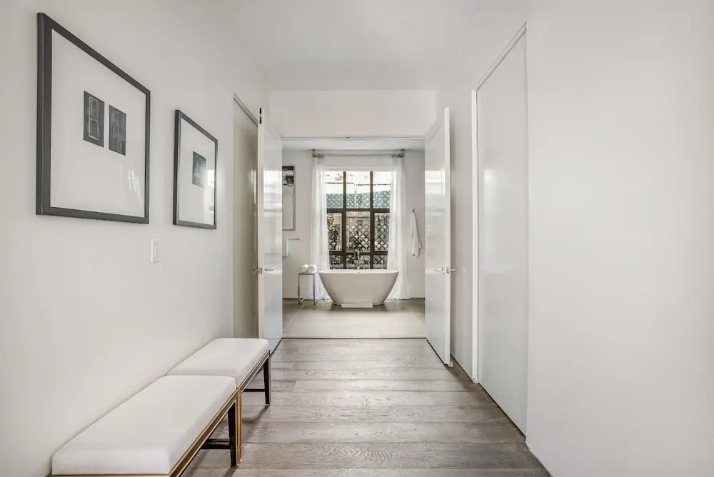 Laurel Canyon - Architectural Modern Estate With Pool & Landscaped Garden