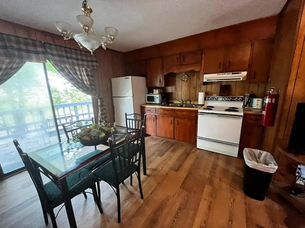 Meadowlark Motel with Restaurant & Bar