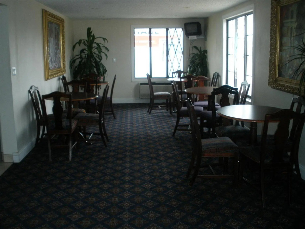 Home Town Inn