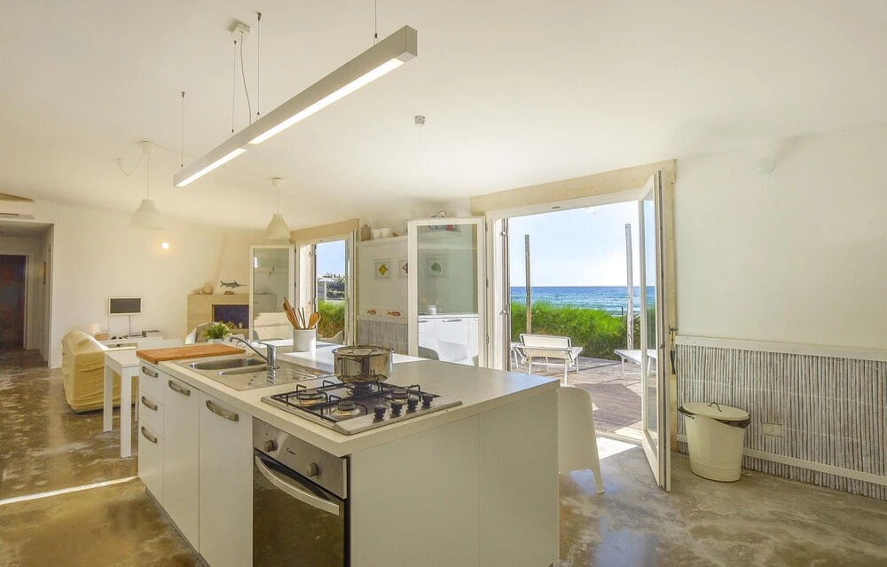 3 Bedroom Beach Front Home In Siracusa