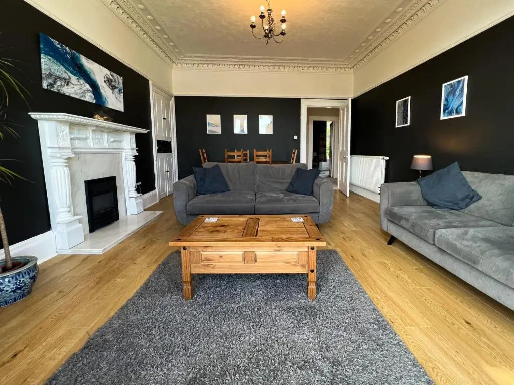A Spacious Flat with Character - Private Car Space
