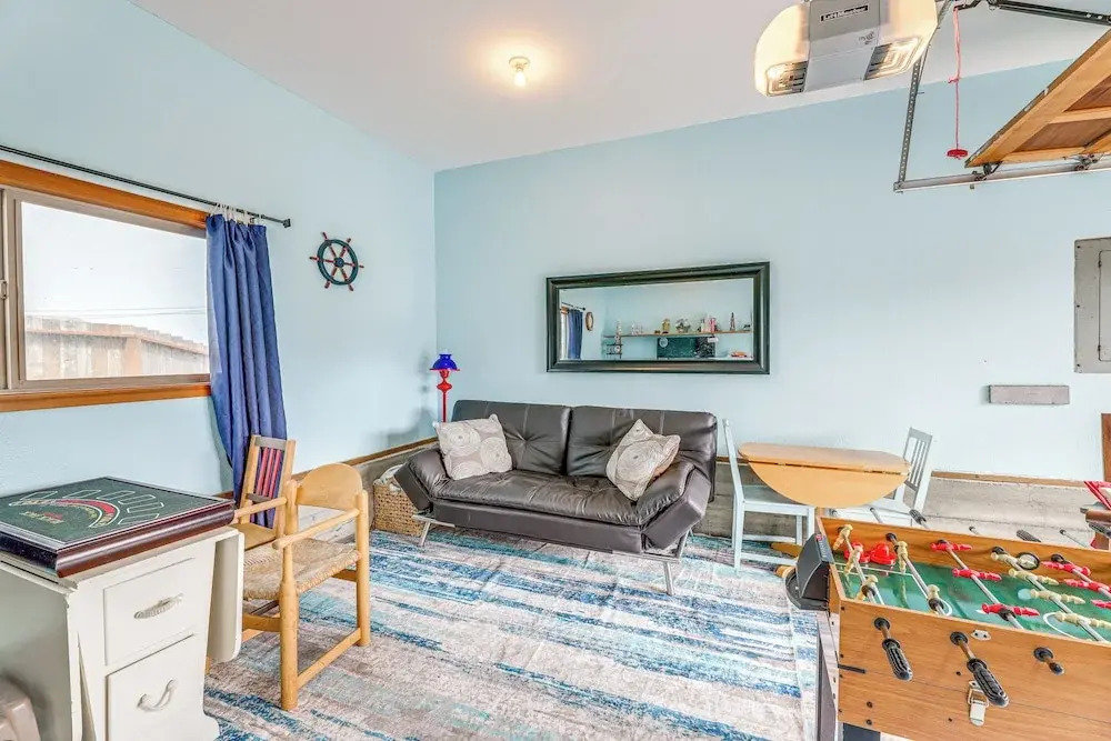Walk to Beach: Dog-friendly Home in Lincoln City