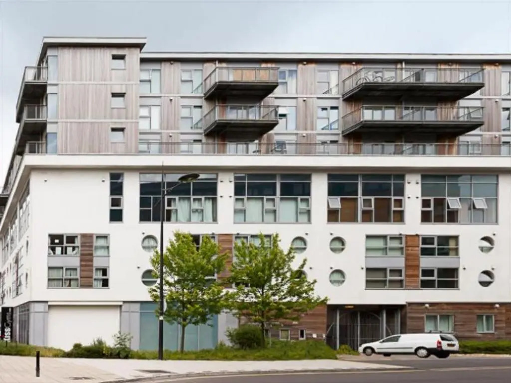 Comfortable Swindon Town Centre Apartments, FREE Parking, sleeps up to 8