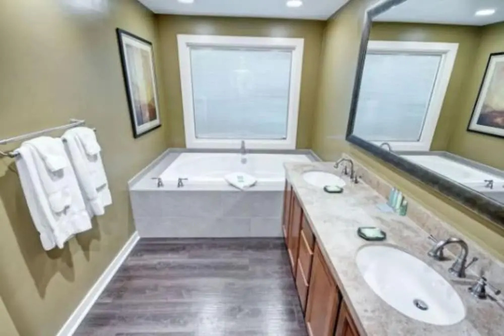 Private One Bedroom Condo on Golf Course, free parking