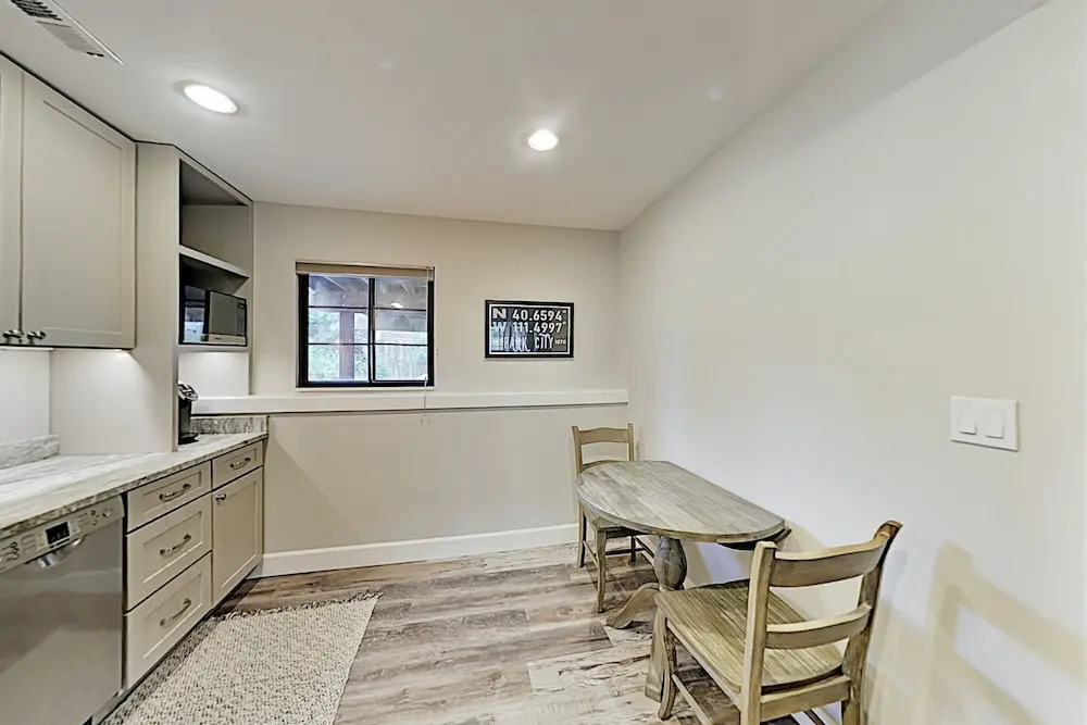Amazing Alpine Getaway, Walk To Bus - Near Slopes 5 Bedroom Home