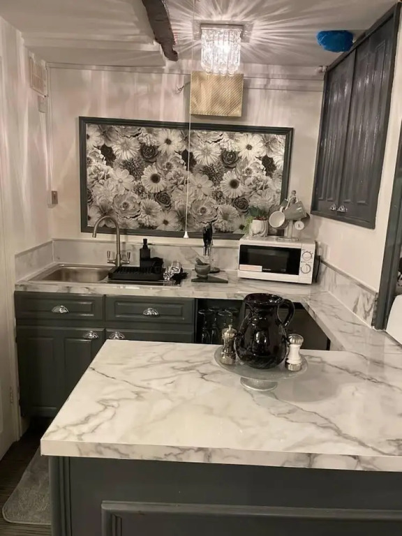 5 Bed House - Sleeps 12 - Pets - Parking