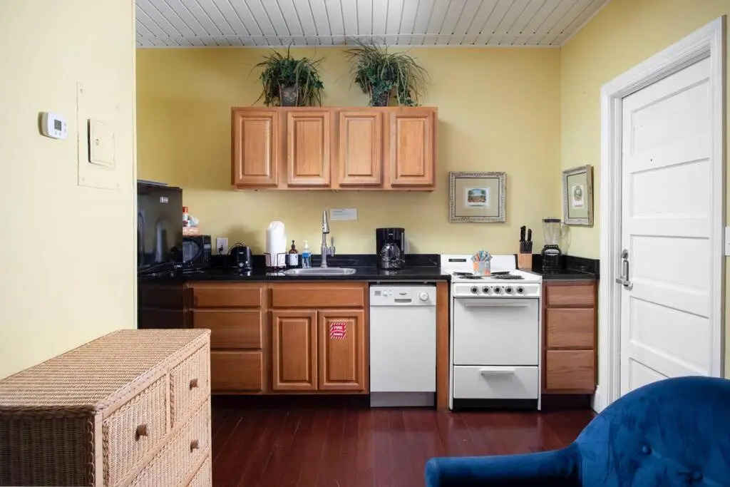 6 Bedroom 6 Bath Guesthouse on Duval Street