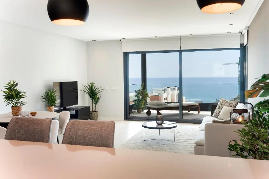 Stunning modern 4 bedroom apartment by the beach