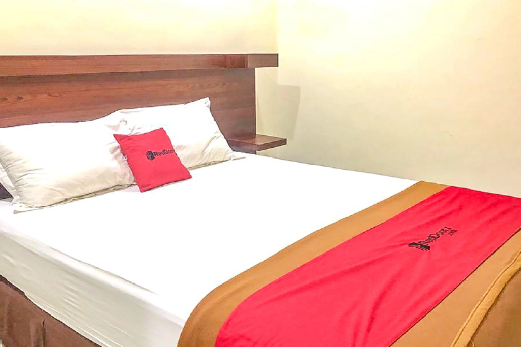 RedDoorz Syariah near Graha Pena