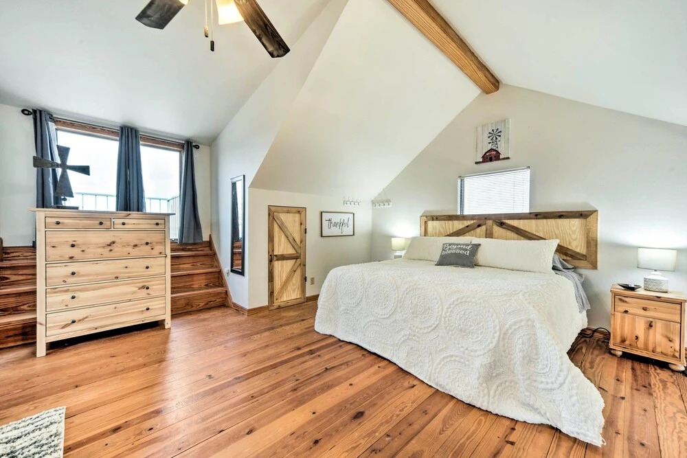 Pet-Friendly Fredericksburg Cabin w/ Hot Tub