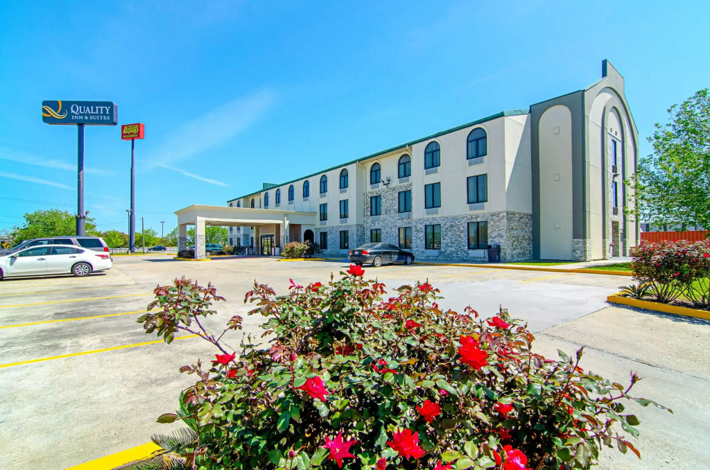 Quality Inn & Suites Near Tanger Outlet Mall
