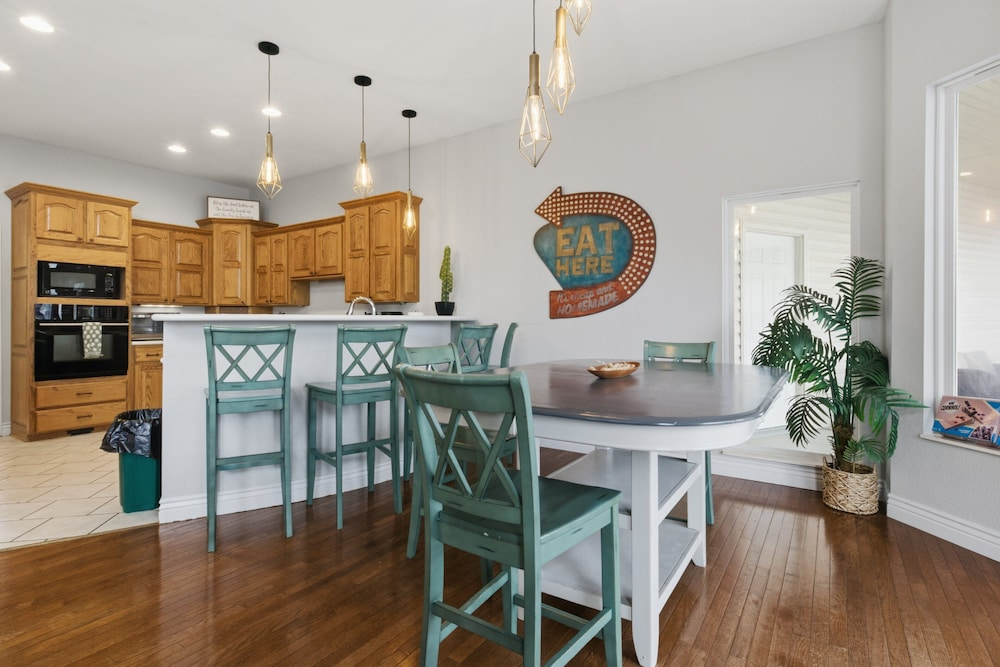 Lakefront House w/ Boat Slip, 2 Levels & Pool Table by Dog Days at the 19mm
