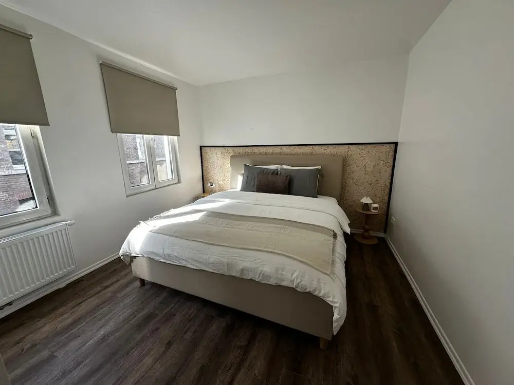 Modern 1BR plus LR Apt Near Gravensteen