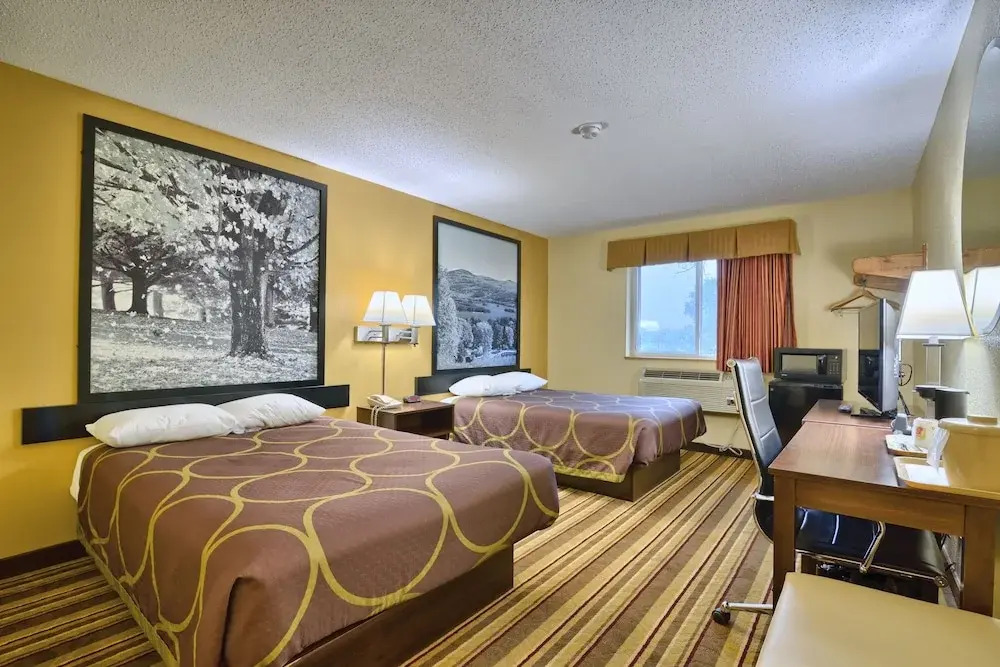 Super 8 by Wyndham Latham - Albany Airport
