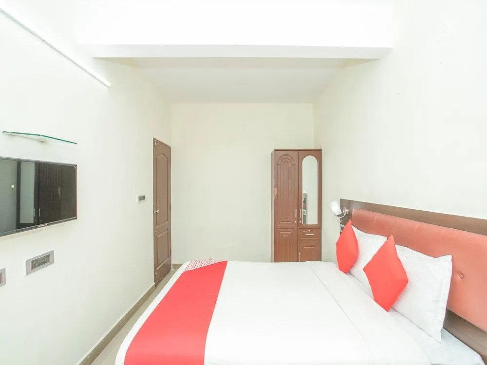 OYO 13170 Sky Suites