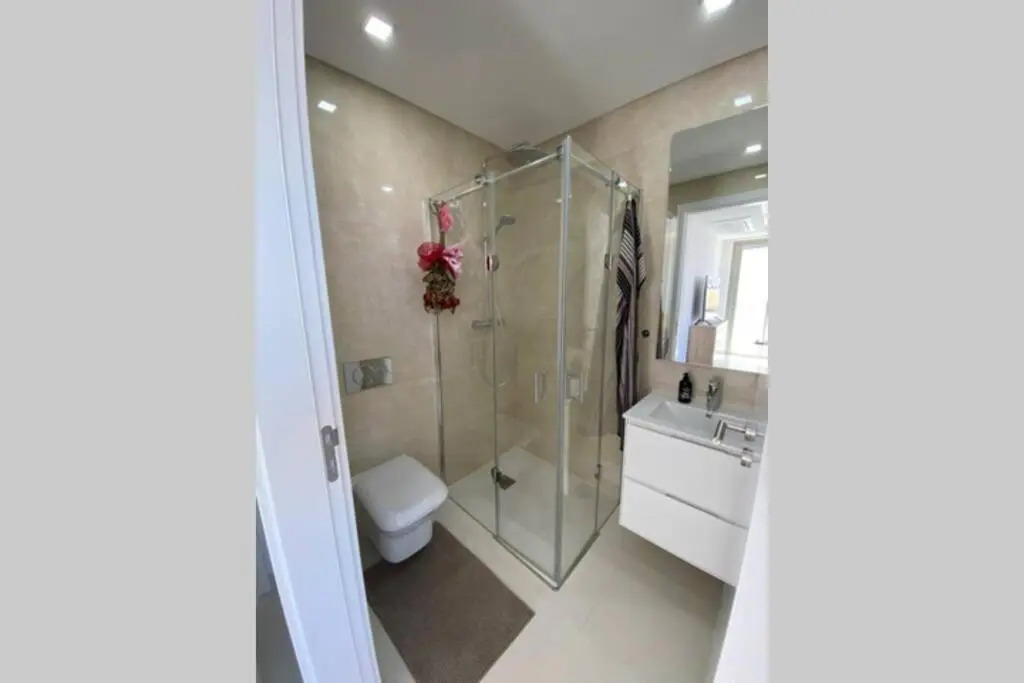 Bay View One, Stunning 3 bed condo with sea view & rooftop pool