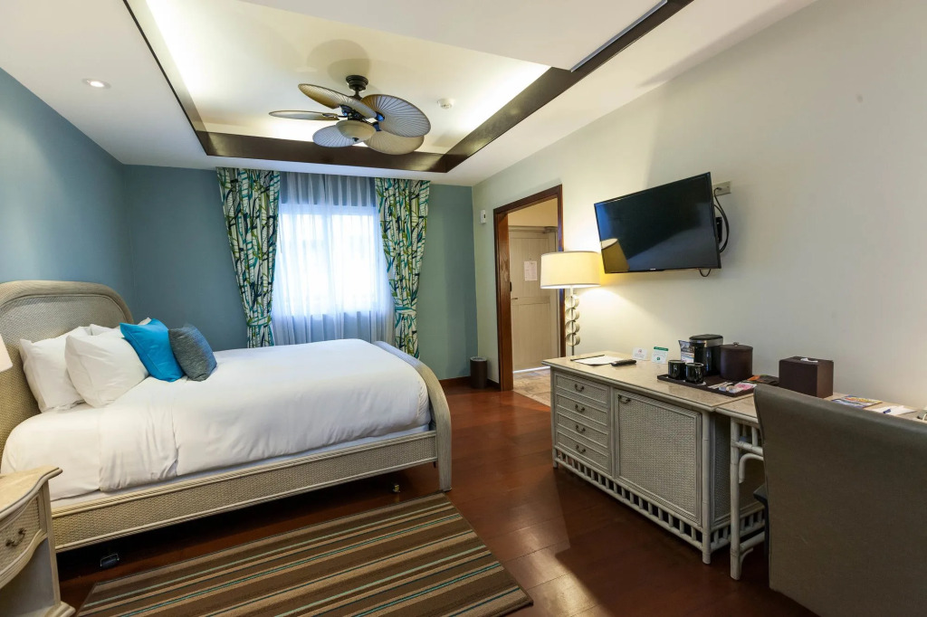 Surfrider Resort Hotel
