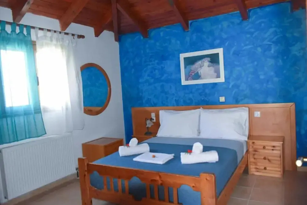 Zaros Traditional House - Private Hot Tub Retreat