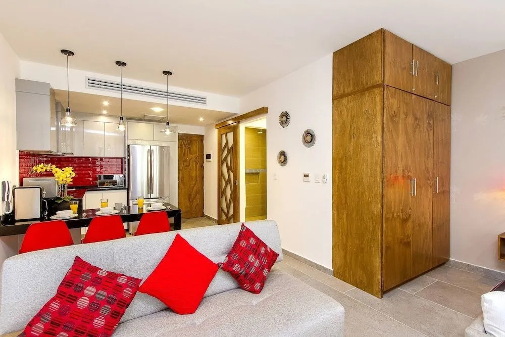 Charming, Huge & Bright Studio on the New 5th Avenue, 3 Blocks From the Beach!