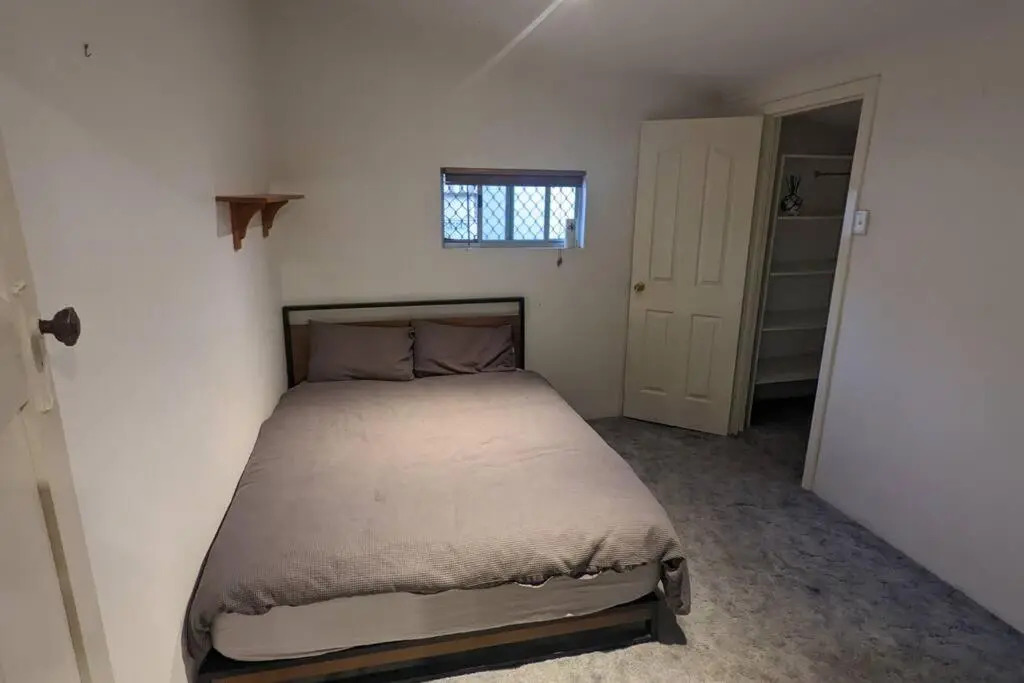 3 bedroom 2 bathroom home walking distance to town