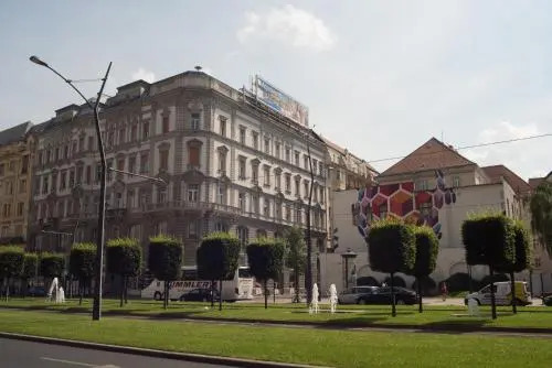 Rebecca Apartment next to Synagogue