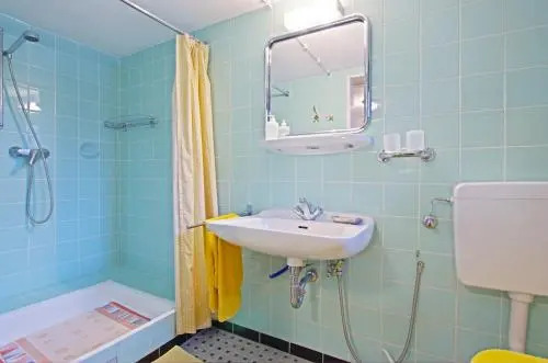 3 Private Rooms, 5 Persons (4520)