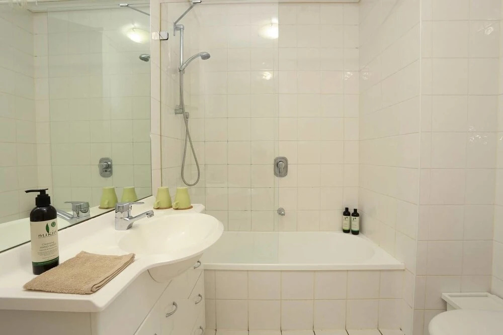 Two Bedrooms near Crown with Free WiFi and Carpark